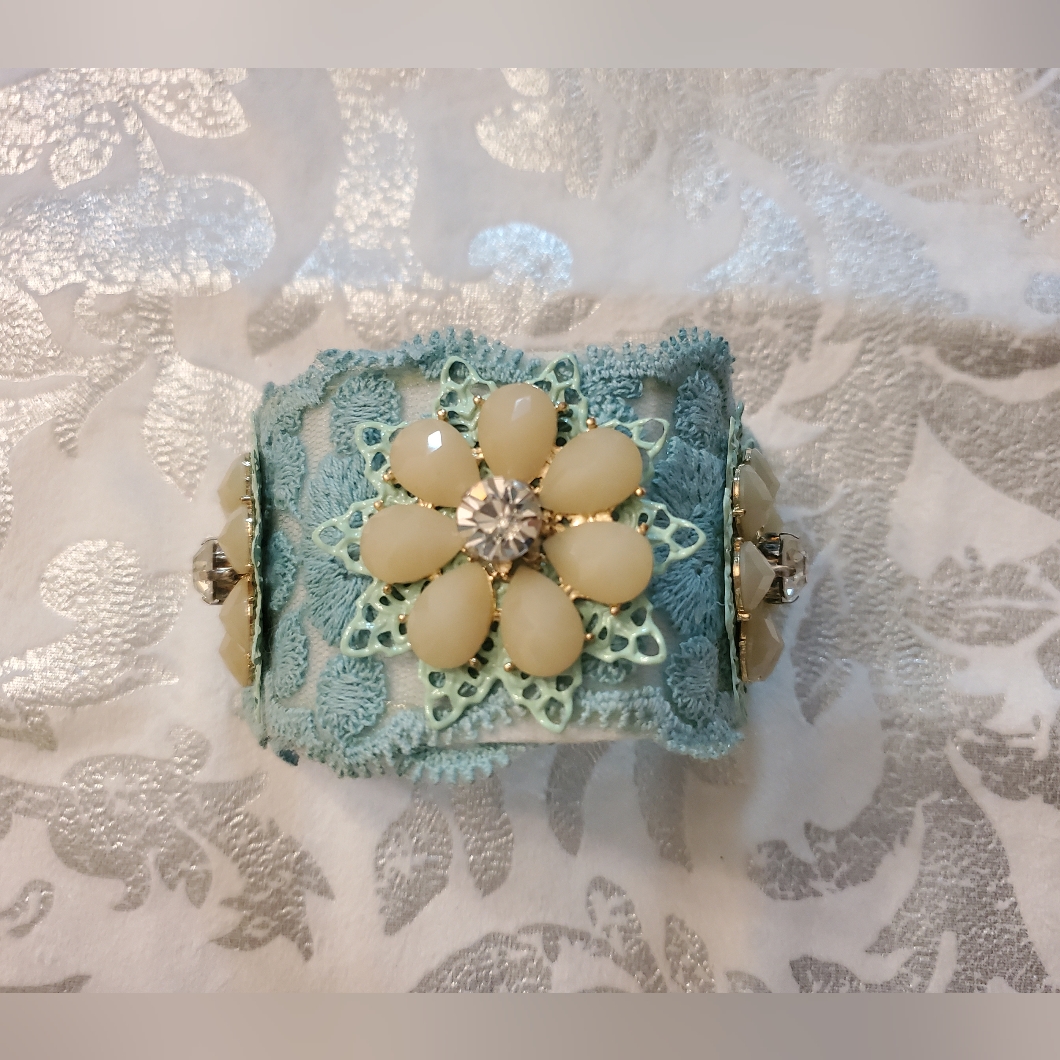 New Elegant Floral Lace Statement Bracelet